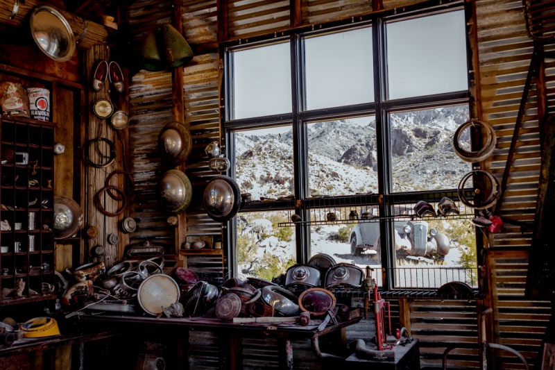 cordonnerie-LE LAVANDOU-min_shop_window_part_junk_abandoned-138873